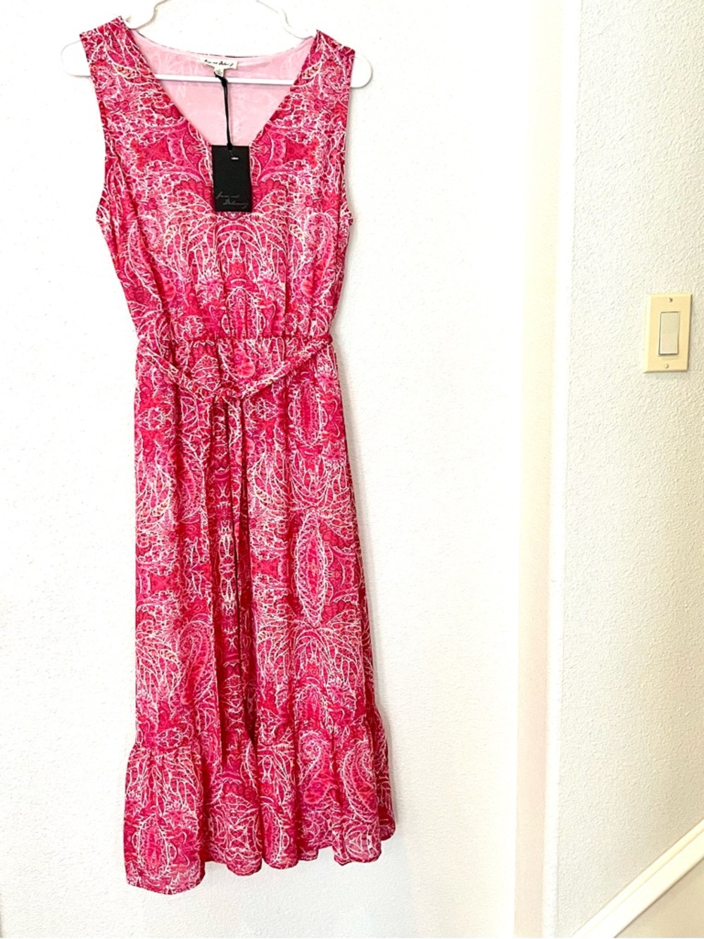 Jane and Delancey Sleeveless Pink Paisley Midi  Dress.  Size M.      NWT